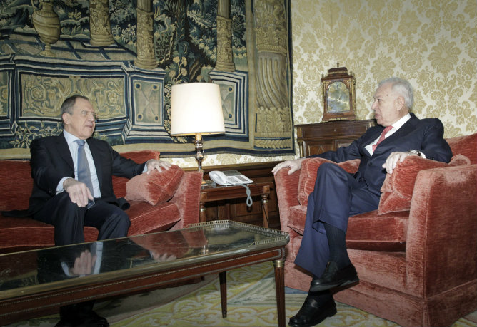 El ministro español de Asuntos Exteriores, José Manuel García-Margallo (derecha), y su homólogo ruso, Serguei Lavrov (izquierda)