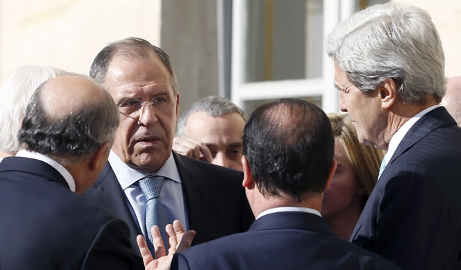 El presidente francés François Hollande, el secretario de Estado estadounidense John Kerry, y el ministro de Asuntos Exteriores francés Laurent Fabius, conversan con el ruso Sergei Lavrov a las puertas del Elíseo