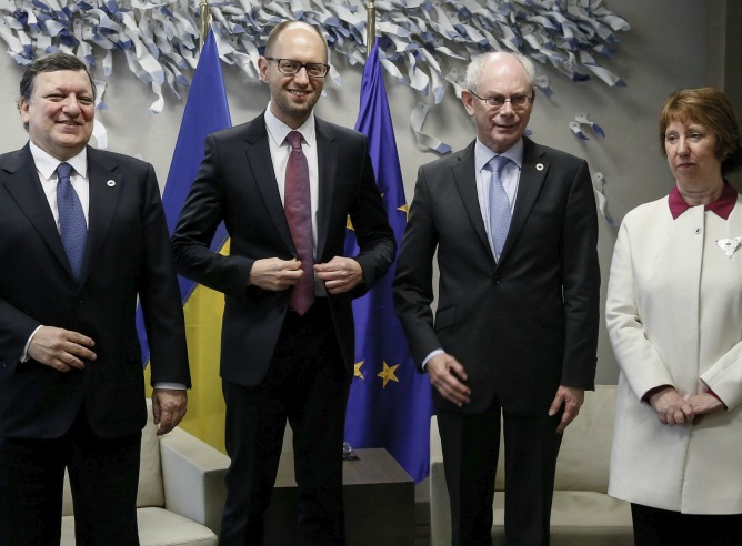 El presidente de la Comisión Europea, José Manuel Durao Barroso; el primer ministro interino de Ucrania, Arseni Yatseniuk; el presidente del Consejo Europeo, Herman Van Rompuyl, y la jefa de la diplomacia europea, Catherine Asthon.
