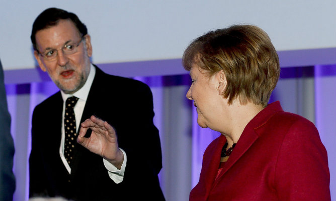 El presidente del Gobierno español, Mariano Rajoy, y la canciller alemana, Ángela Merkel, durante la reunión del Partido Popular Europeo (PPE) que tiene lugar en Dublín