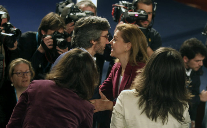 La secretaria general del PP, María Dolores de Cospedal, saluda al dirigente del PP vasco, Iñaki Oyarzábal, durante la celebración del 14 Congreso Regional del PP del País Vasco