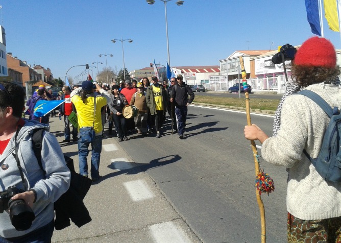 La cabecera de la "Marcha por la dignidad", justo antes de entrar a la ciudad por la carretera de León