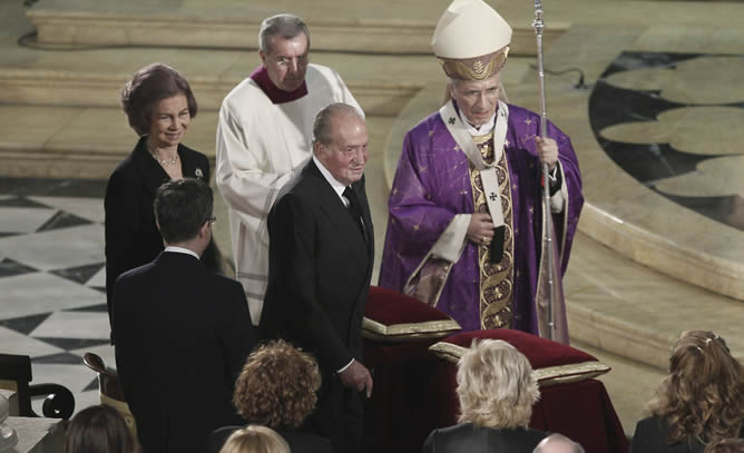 Los reyes Juan Carlos y Sofía, junto al arzobispo de Madrid, Antonio María Rouco Varela (d), en el primer acto de homenaje con motivo del décimo aniversario de los atentados del 11M