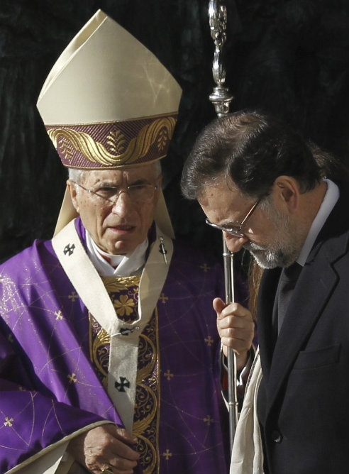 Mariano Rajoy conversa con el cardenal arzobispo de Madrid, Antonio María Rouco Varela, a su llegada al funeral de Estado celebrado este martes por la mañana
