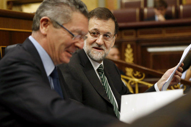 El presidente del Gobierno, Mariano Rajoy, conversa con el ministro de Justicia, Alberto Ruiz-Gallardón