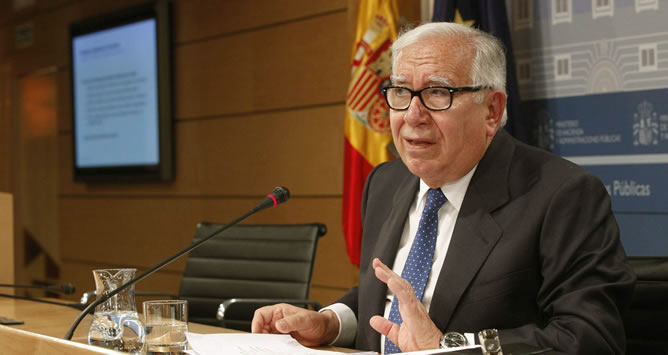 El presidente del comité de expertos para la reforma fiscal, Manuel Lagares, durante la rueda de prensa