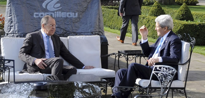El ministro de Asuntos Exteriores ruso, Serguéi Lavrov (i), y el secretario de Estado estadounidense, John Kerry, se reúnen en la terraza de la residencia del embajador estadounidense en Londres