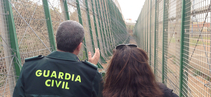 Àngels Barceló recorre con un Guardia Civil el perímetro de la valla de Melilla