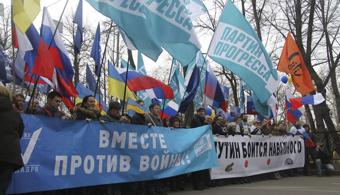 Decenas de miles de personas marchan en Moscú por la paz y contra Putin.