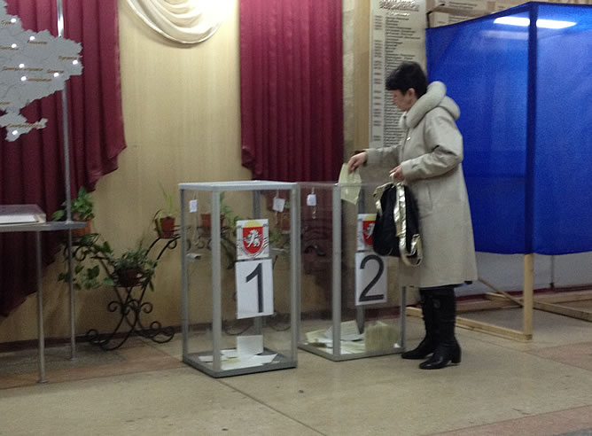 Una mujer vota en el colegio electoral número 1 de Simferópol.