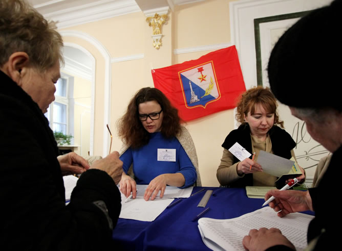 Dos personas se incriben en un colegio electoral de Sebastopol.