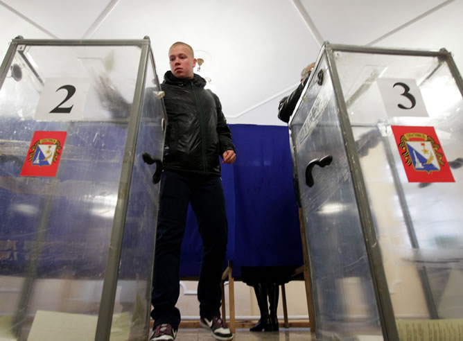 Varias personas emiten su voto en un colegio electoral de Sebastopol.
