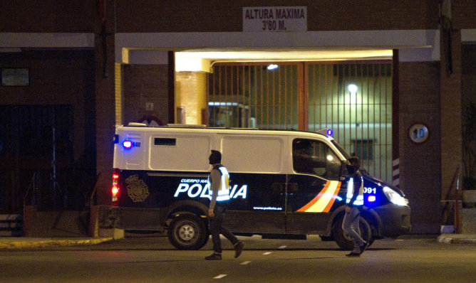Furgón de la Policía Nacional en el que sale el marroquí Rafá Zouhier de la cárcel de Puerto I (Cádiz) al haber cumplido su pena