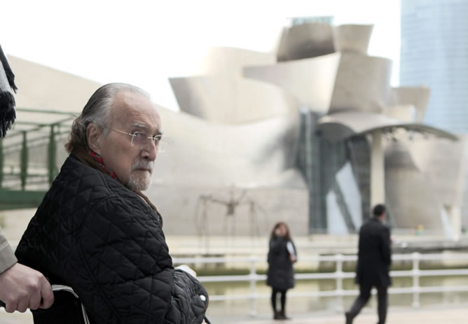 El alcalde de Bilbao, Iñaki Azkuna, ante el museo Guggenheim de Bilbao el 29 de enero de 2014