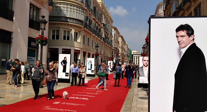 La alfombra roja desplegada en calle Larios junto a la exposición fotográfica del backstage del Festival de Cine Español