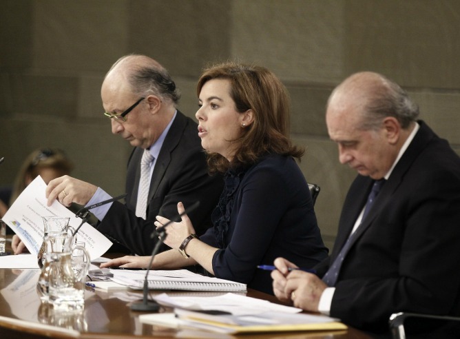 Soraya Sáenz de Santamaría, Jorge Fernández Díaz y Cristóbal Montoro durante la rueda de prensa posterior al Consejo de Ministros