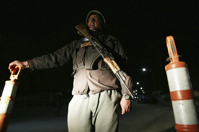 Miembros de la policía afgana vigilan las inmediaciones del lujoso hotel Serena de Kabul