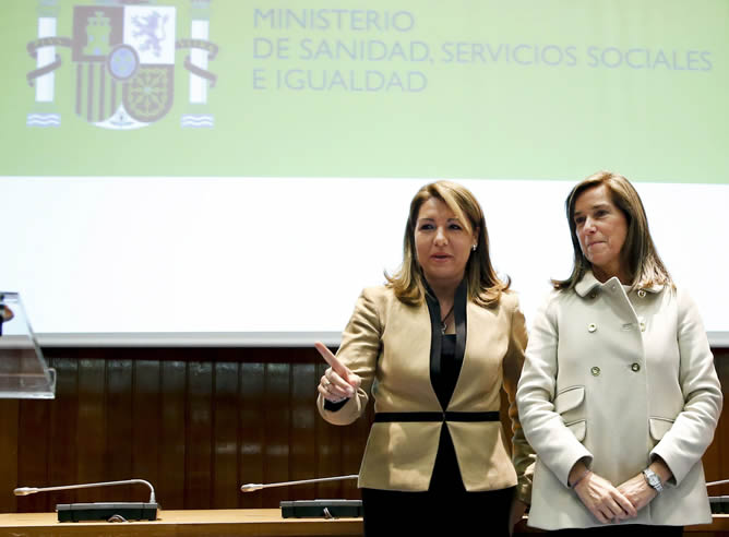 La secretaria de Estado de Servicios Sociales e Igualdad, Susana Camarero, acompañada por la ministra de Sanidad, Ana Mato