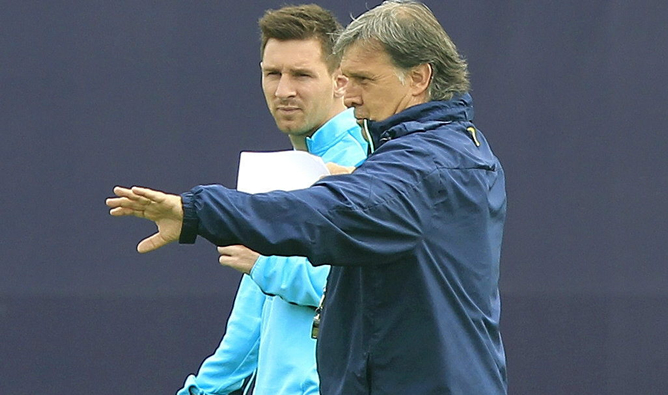 Martino y Messi charlan en el último entrenamiento en Barcelona, antes de viajar a la capital.