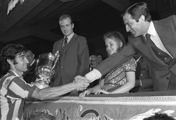 Adolfo Suárez entrega la Copa del Rey del año 1976 a Gárate, capitán del Atlético de Madrid
