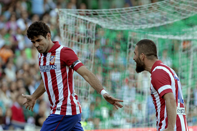 El delantero del Atlético de Madrid Diego Costa (i) celebra con su compañero Arda Turan