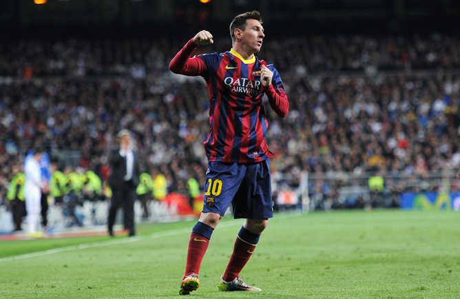 Leo Messi se besa el escudo del Barça tras convertir el tercero de los goles que ha marcado