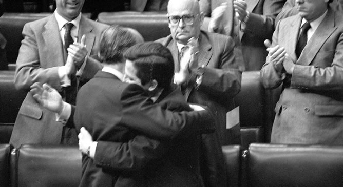 Imagen de archivo de la sesión de investidura de Leopoldo Calvo Sotelo como presidente del Gobierno. En la foto, Adolfo Suárez, expresidente del Gobierno, abraza a su compañero Calvo Sotelo.