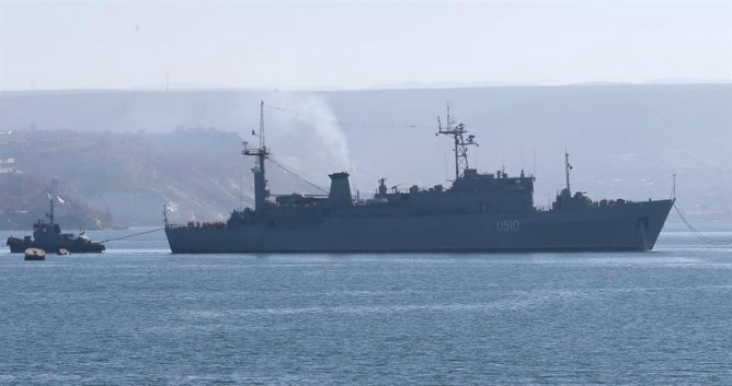 El "Slavútich", buque insignia de la Armada ucraniana con base en el puerto de Sebastópol, ha izado la bandera de Rusia después de ser tomado esta noche por las autodefensas crimeas