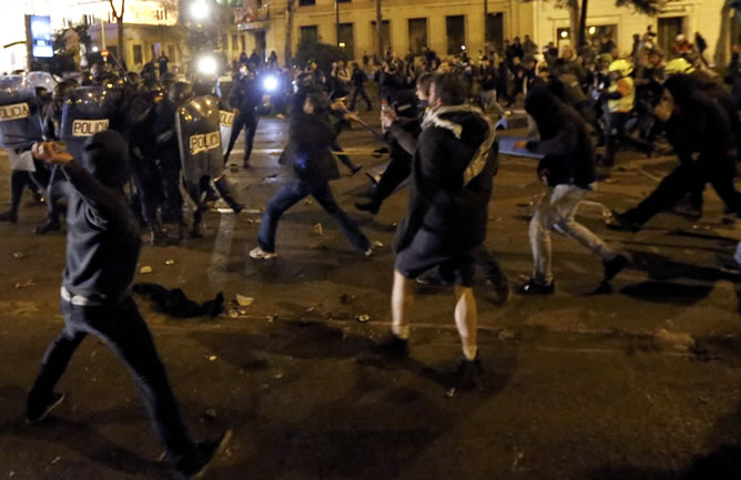 Varios jóvenes lanzan diversos objetos a la policía antidisturbios en las inmediaciones de la Plaza de Cibeles
