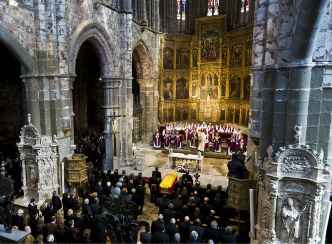 El féretro con los restos mortales de Adolfo Suárez  en la catedral de Ávila para el funeral corpore insepulto