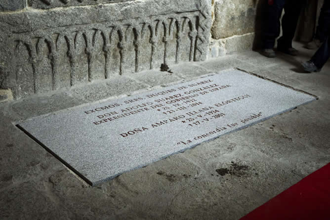 Detalle de la tumba donde descansan los restos mortales del primer presidente de Gobierno de la democracia, Adolfo Suárez, junto a los de su esposa, Amparo Illana, en el claustro de la catedral de Ávila