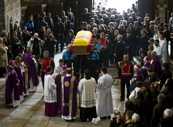 El féretro con los restos mortales de Suárez a su llegada a la catedral de Ávila a hombros de agentes de la Policía Local
