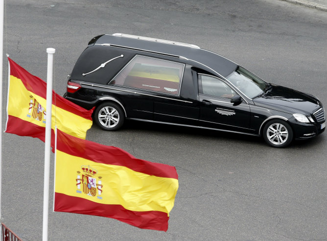 El féretro de Suárez emprende el viaje a Ávila después de un homenaje con honores militares