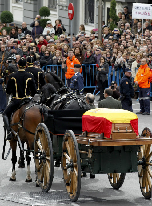 El féretro con los restos mortales del expresidente Adolfo Suárez ha salido envuelto en la bandera española y en un armón de artillería tirado por cuatro caballos