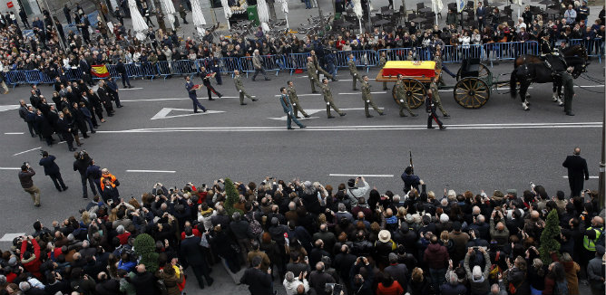 Muestras de cariño en la calle durante el paso del féretro con los restos mortales del expresidente Adolfo Suárez