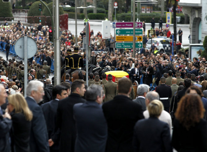 El ataúd con los restos mortales de Adolfo Suárez durante el recorrido por las calles de Madrid rodeado de gente