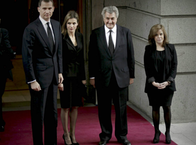 Los príncipes de Asturias, Felipe y Leticia, posan junto al presidente del Congreso, Jesús Posada, y la vicepresidenta del Gobierno, Soraya Sáenz Santamaría, a su llegada a la capilla ardiente