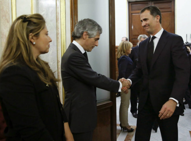 El príncipe Felipe saluda Adolfo Suárez Illana, hijo del expresidente del Gobierno Adolfo Suárez, a su llegada a la capilla ardiente