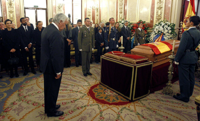 El expresidente del Gobierno Felipe González ha sido uno de los primeros en rendir homenaje ante el féretro de Adolfo Suárez