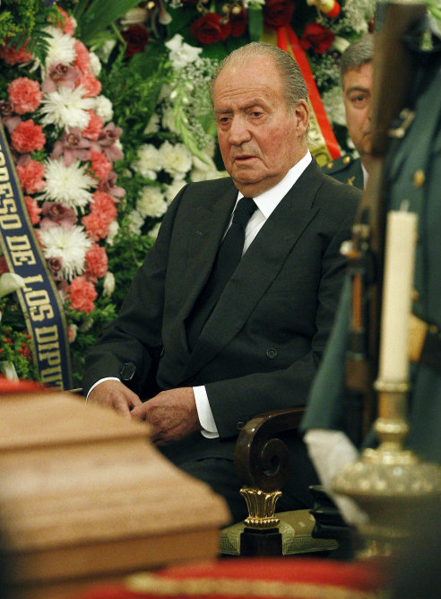 El rey, emocionado, frente al féretro con los restos mortales del expresidente del Gobierno Adolfo Suárez