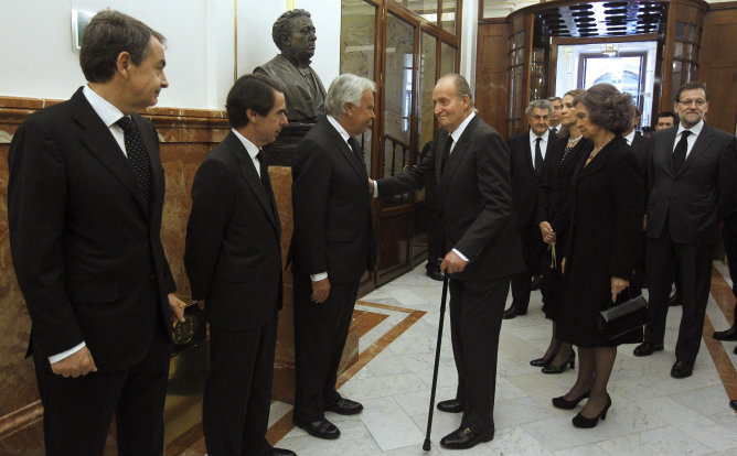El rey saluda a Felipe González, José María Aznar y José Luis Rodríguez Zapatero