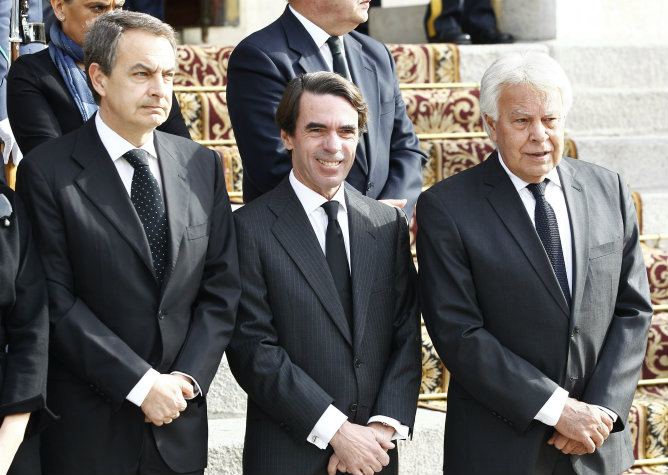Felipe González, José María Aznar y José Luís Rodriguez Zapatero, esperan en las escalinatas del Congreso la llegada del féretro con los restos mortales del expresidente Adolfo Suárez
