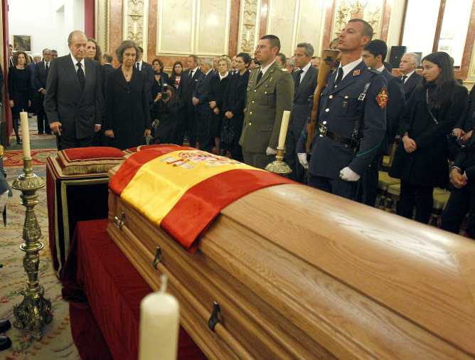 Los reyes rinden homenaje al expresidente del Gobierno Adolfo Suárez en la capilla ardiente instalada en el Congreso de los Diputados
