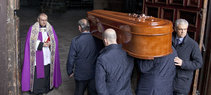 Los restos mortales de Amparo Illana, esposa del difunto expresidente del Gobierno Adolfo Suárez, a su llegada a la catedral de Ávila tras ser exhumados del convento abulense de Mosen Rubí