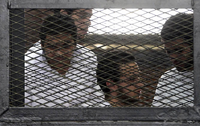 Varios periodistas permanecen entre rejas durante su juicio por presunta difusión de información falsa y pertenencia a "grupo terrorista", en El Cairo