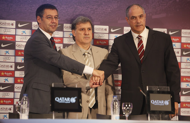 El presidente del Barcelona, junto a Gerardo Martino y el director deportivo del club, Andoni Zubizarreta, el 26 de julio de 2013, día en el que fue presentado el técnico como responsable del primer equipo azulgrana.