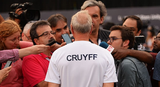 Cruyff, rodeado de periodistas