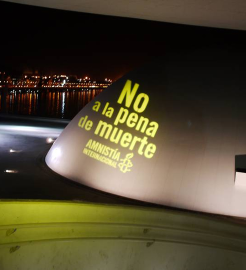 Proyección contra la pena de muerte en el Centro Niemeyer de Avilés (Asturias)