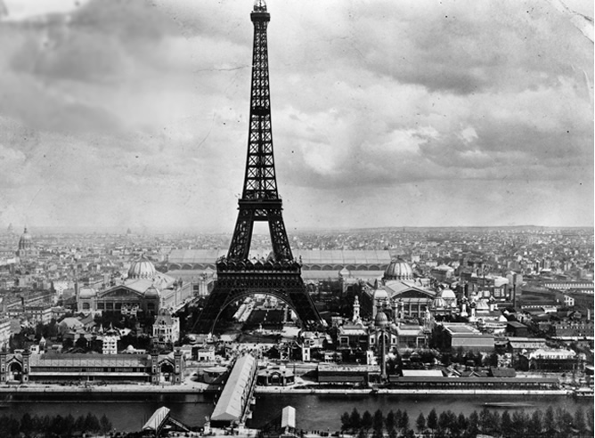 El Hombre Pajaro De La Torre Eiffel