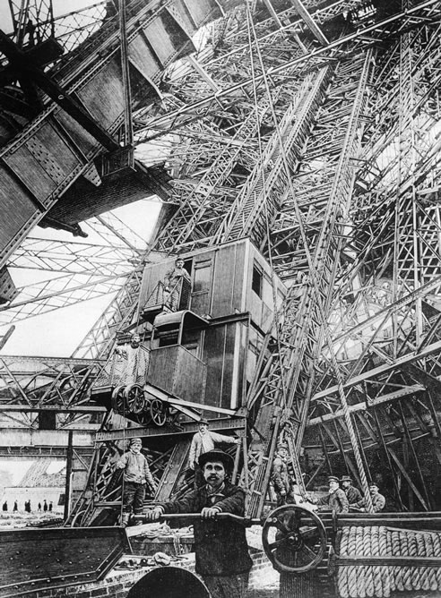 El Hombre Pajaro De La Torre Eiffel